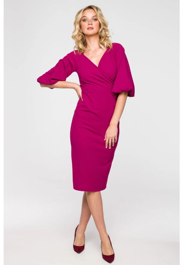 Makover - Sukienka ołówkowa z dekoltem V i bufiastymi rękawami śliwka. Okazja: na randkę. Typ sukienki: ołówkowe. Styl: elegancki, wizytowy