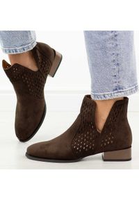 D.Brązowe botki damskie na obcasie M.Daszyński Sa197-28. Kolor: brązowy. Materiał: zamsz. Szerokość cholewki: normalna. Wzór: ażurowy. Sezon: wiosna, jesień, lato. Obcas: na obcasie. Styl: klasyczny. Wysokość obcasa: niski #1