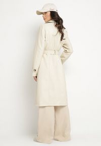 Born2be - Beżowy Dwurzędowy Płaszcz Trencz z Imitacji Skóry z Wiązanym Paskiem Nilovessa. Okazja: na co dzień. Kolor: beżowy. Materiał: skóra. Styl: klasyczny, casual, elegancki #5