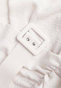 Born2be - Jasnobeżowa Sukienka z Kopertowym Dekoltem i Paskiem Sizue. Kolor: beżowy. Typ sukienki: kopertowe #2