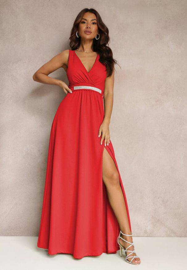 Renee - Czerwona Rozkloszowana Sukienka z Wycięciem i Paskiem w Cyrkonie Elineta. Kolor: czerwony. Materiał: materiał. Styl: elegancki