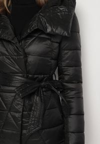 Born2be - Czarna Długa Pikowana Kurtka z Kapturem Wiązana w Talii Ansibel. Okazja: na co dzień. Typ kołnierza: kaptur. Kolor: czarny. Długość: długie. Styl: casual, elegancki #4