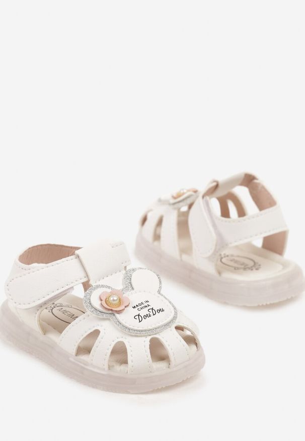 Born2be - Białe Sandały z Ledami Aplikacją i Perełką Kinzelia. Zapięcie: rzepy. Kolor: biały. Wzór: aplikacja. Sezon: lato