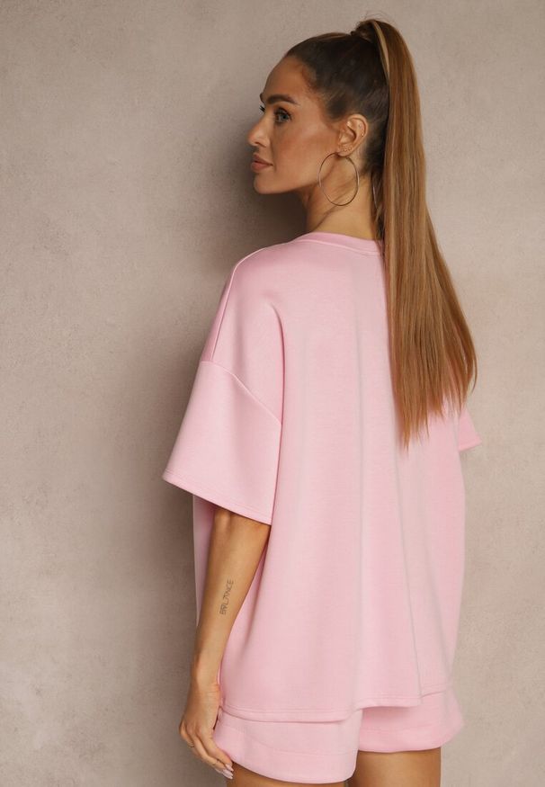 Renee - Różowy Komplet z Wiskozą o Fasonie Oversize T-shirt i Szorty Lirafina. Kolor: różowy. Materiał: wiskoza