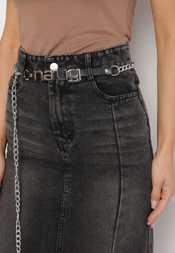 Born2be - Czarna Bawełniana Spódnica Jeansowa Ozdobiona Łańcuchem Lilisela. Okazja: na co dzień. Kolor: czarny. Materiał: bawełna, jeans. Wzór: aplikacja. Styl: elegancki, klasyczny, casual