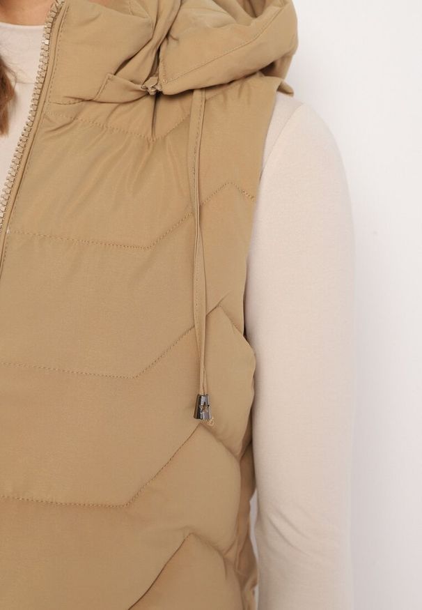 Born2be - Jasnobeżowa Pikowana Kamizelka z Odpinanym Kapturem na Suwak Wykończona Sznurkami Zeneria. Okazja: na co dzień. Kolor: beżowy. Styl: casual, elegancki