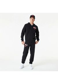 New Era - Bluza z kapturem Chicago Bulls Essentials. Typ kołnierza: kaptur. Kolor: czerwony, wielokolorowy, czarny. Sport: koszykówka #1