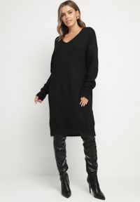 Born2be - Czarna Dzianinowa Sukienka z Domieszką Wełny o Pudełkowym Kroju Esmerea. Okazja: na co dzień. Typ kołnierza: dekolt w kształcie V. Kolekcja: plus size. Kolor: czarny. Materiał: wełna, dzianina. Długość rękawa: długi rękaw. Typ sukienki: dla puszystych. Styl: klasyczny, casual