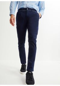 bonprix - Spodnie chino ze stretchem Regular Fit Straight, z zakładką poniżej paska w talii. Kolor: niebieski. Materiał: skóra