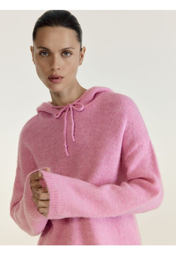 Reserved - Sweter z kapturem z wełną - różowy. Typ kołnierza: kaptur. Kolor: różowy. Materiał: wełna