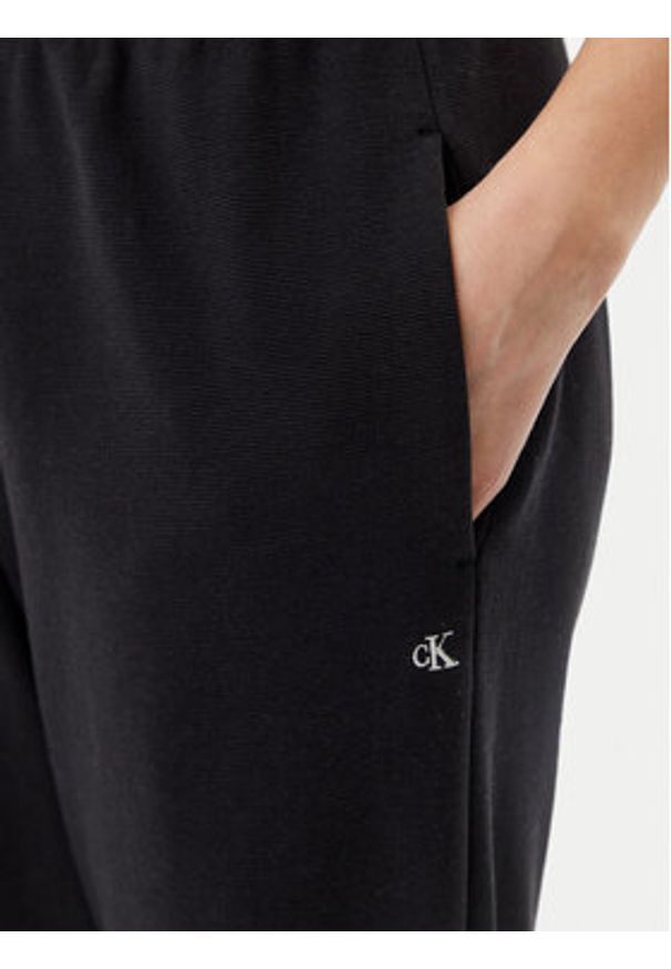 Calvin Klein Jeans Spodnie dresowe J20J225537 Czarny Straight Fit. Kolor: czarny. Materiał: bawełna