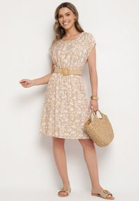 Born2be - Beżowa Sukienka z Bawełną i Kwiatowym Wzorem Lumianisse. Okazja: na co dzień. Kolor: beżowy. Materiał: bawełna. Długość rękawa: krótki rękaw. Wzór: kwiaty. Sezon: lato. Styl: casual, elegancki #4