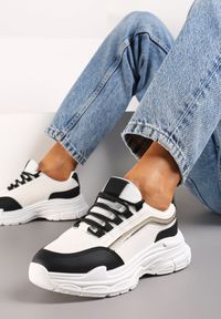 Born2be - Biało-Czarne Sneakersy na Grubej Podeszwie z Materiałowymi Wstawkami Kendria. Kolor: biały. Materiał: materiał #2
