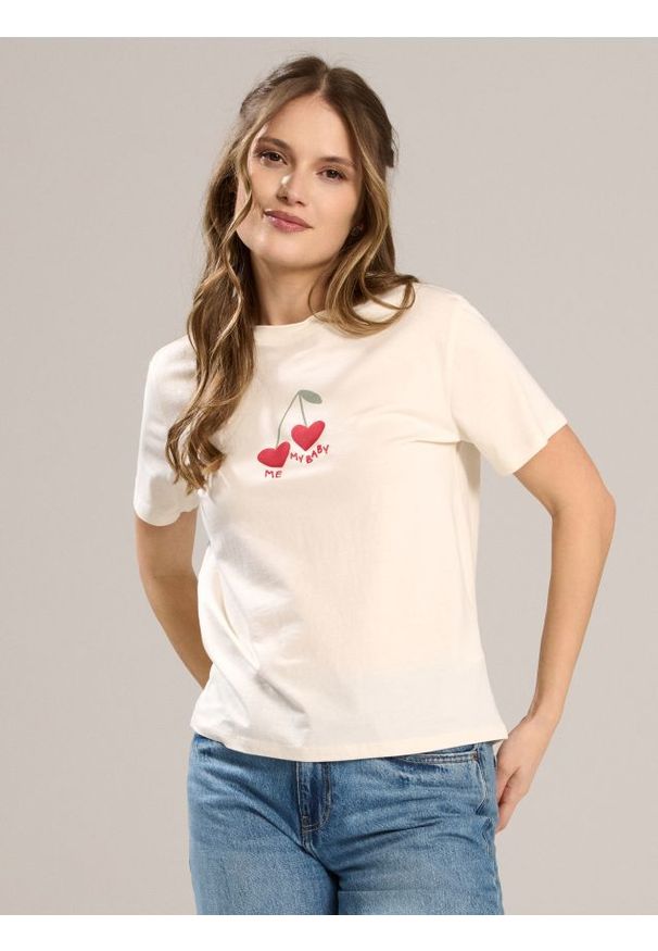 Sinsay - Bawełniana koszulka z haftowanym napisem Me My Baby - kremowy. Kolor: kremowy. Materiał: bawełna. Wzór: haft, napisy