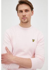 Lyle & Scott sweter z domieszką wełny męski kolor różowy lekki. Okazja: na co dzień. Kolor: różowy. Materiał: wełna. Długość rękawa: długi rękaw. Długość: długie. Styl: casual