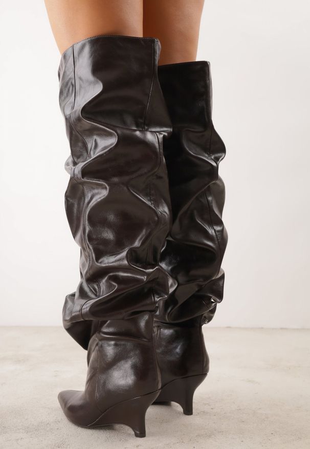 Born2be - Brązowe Kozaki z Luźną Marszczoną Cholewką na Koturnie Typu Kaczuszka Nessi. Okazja: na co dzień. Kolor: brązowy. Materiał: dzianina. Szerokość cholewki: normalna. Obcas: na koturnie. Styl: retro, casual, elegancki