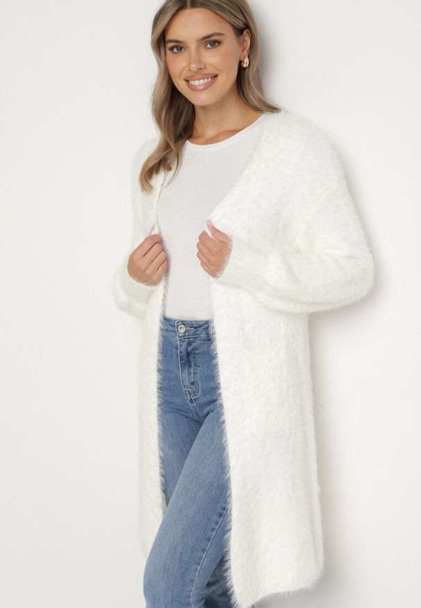 Born2be - Biały Niezapinany Kardigan z Wełną i Wsuwanymi Kieszeniami Riabelle. Okazja: na co dzień. Kolor: biały. Materiał: wełna. Długość rękawa: długi rękaw. Długość: długie. Styl: casual, elegancki