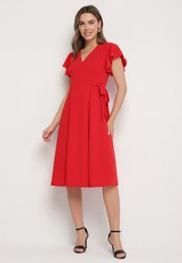 Born2be - Czerwona Rozkloszowana Sukienka Kopertowa z Wiązaniem w Talii Dannila. Kolor: czerwony. Wzór: aplikacja. Typ sukienki: kopertowe #1