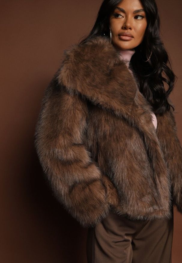 Renee - Brązowa Kurtka Futerko o Jednorzędowym Kroju z Szerokim Kołnierzem Dezile. Kolor: brązowy. Materiał: futro. Styl: klasyczny