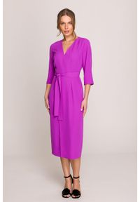 Stylove - Elegancka sukienka midi z dekoltem V i rozcięciem fuksja. Okazja: na spotkanie biznesowe. Typ kołnierza: dekolt w kształcie V, typu klepsydra. Kolekcja: dla wysokich. Kolor: różowy, niebieski. Wzór: gładki. Typ sukienki: kopertowe. Materiał: satyna, guma, tkanina, elastan. Styl: elegancki. Długość: midi