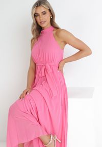 Born2be - Różowa Plisowana Sukienka Maxi z Gumką w Pasie i Rozkloszowanym Dołem Tehe. Kolor: różowy. Materiał: materiał, tkanina. Długość: maxi
