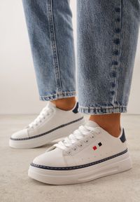 Born2be - Biało-Granatowe Sneakersy VICES w Stylu Basic z Kontrastowymi Wstawkami Cezerina. Okazja: na co dzień. Kolor: biały. Materiał: jeans. Szerokość cholewki: normalna #4