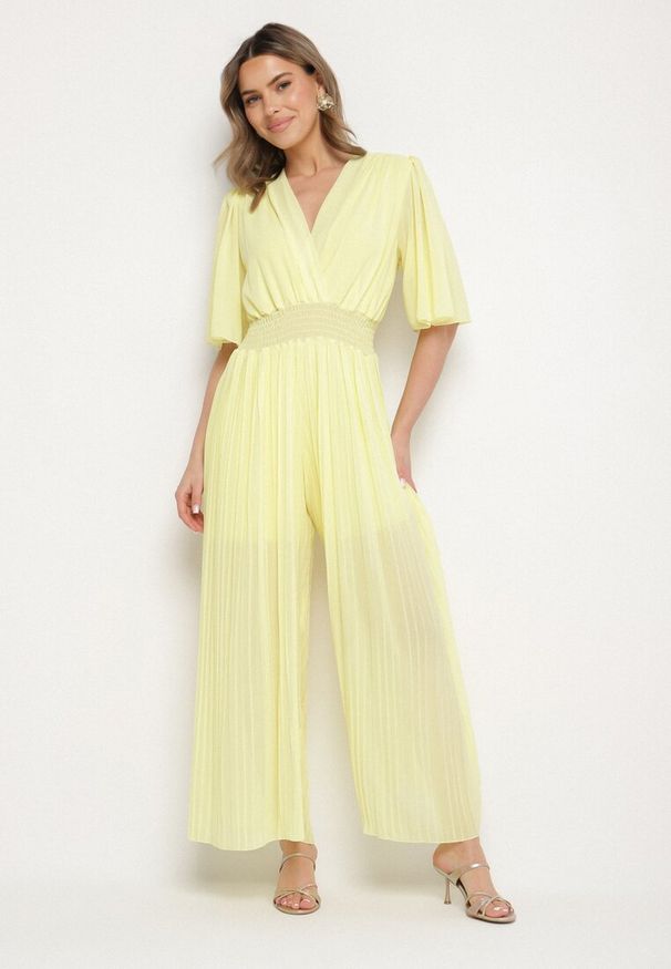 Born2be - Żółty Plisowany Kombinezon o Kopertowym Kroju z Gumką w Talii Ameddie. Okazja: na co dzień. Kolor: żółty. Styl: elegancki, casual