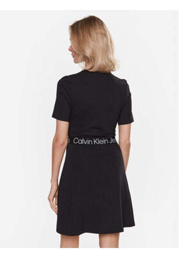 Calvin Klein Jeans Sukienka codzienna J20J221408 Czarny Regular Fit. Okazja: na co dzień. Kolor: czarny. Materiał: syntetyk, wiskoza. Typ sukienki: proste. Styl: casual