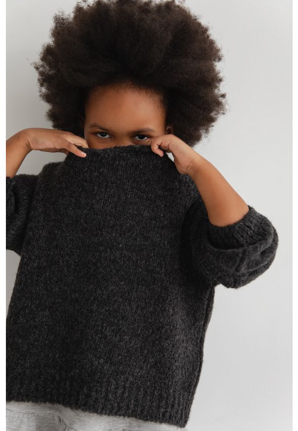 Marsala - MINI Sweter oversize z bufiastym rękawem GRAFITOWY - RIVERO-1. Okazja: na co dzień. Kolor: szary. Materiał: akryl, wełna. Sezon: jesień, lato, zima, wiosna. Styl: casual
