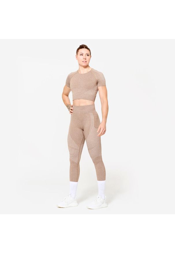 DOMYOS - Koszulka fitness damska Domyos krótki rękaw crop top. Kolor: wielokolorowy, różowy, brązowy. Materiał: materiał, skóra. Sport: fitness