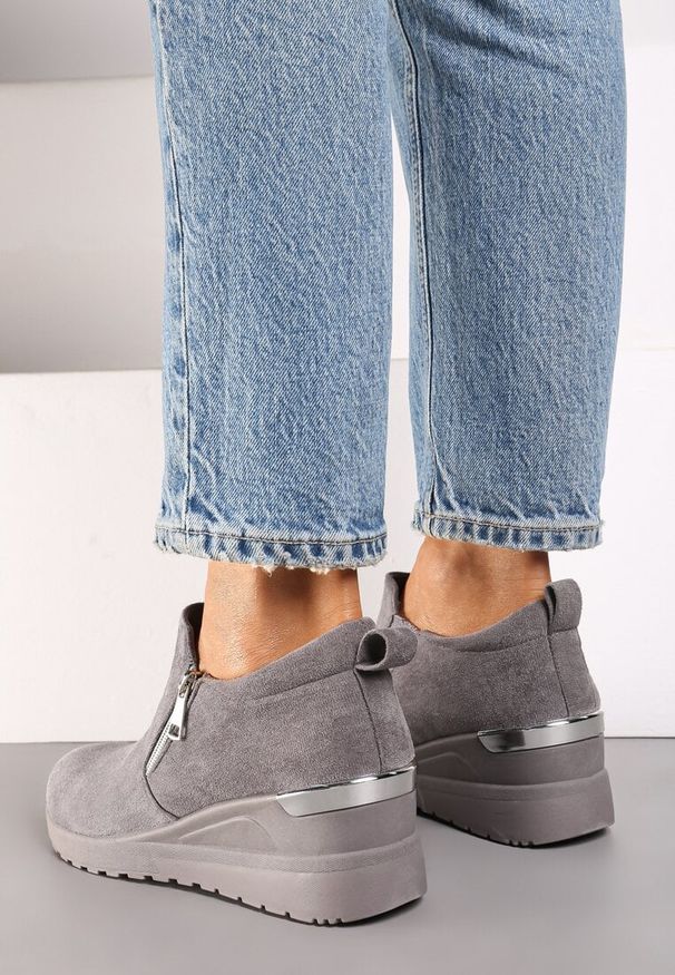 Born2be - Szare Sneakersy na Koturnie Ozdobione Suwakiem i Dailee. Kolor: szary. Materiał: jeans. Wzór: aplikacja. Obcas: na koturnie