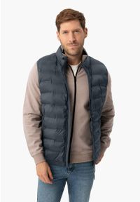 Volcano - Pikowany bezrękawnik V-JUNIP. Okazja: na co dzień. Typ kołnierza: kołnierzyk stójkowy. Materiał: materiał. Długość rękawa: bez rękawów. Wzór: gładki, napisy. Styl: casual #1