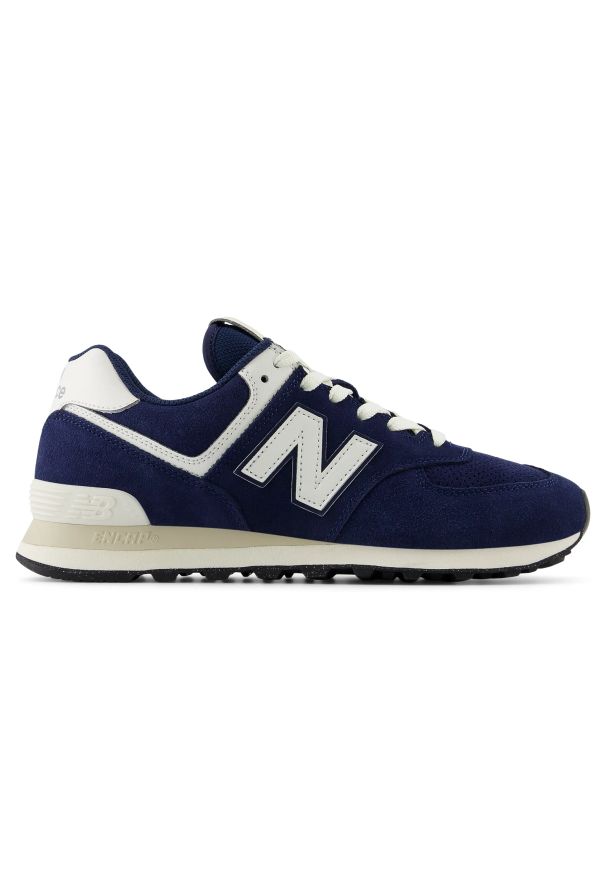 Buty unisex New Balance U574BCE – granatowe. Kolor: niebieski. Materiał: zamsz, tkanina, guma. Szerokość cholewki: normalna. Model: New Balance 574