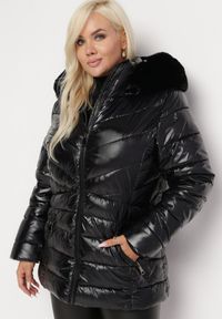 Born2be - Czarna Kurtka z Pikowaniem i Futerkiem Przy Kapturze Nejlo. Okazja: na spacer. Kolor: czarny. Materiał: futro. Sezon: zima, jesień. Styl: elegancki #2