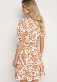 Born2be - Beżowa Bawełniana Sukienka w Ornamentalne Rośliny z Wiązaniem Przy Rękawach Tosvena. Okazja: na co dzień, na spacer, na imprezę. Kolor: beżowy. Materiał: bawełna. Styl: casual, elegancki #2