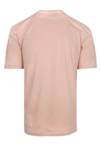 Męski T-Shirt na Stójce - Brave Soul - Zgaszony Róż. Okazja: na co dzień. Typ kołnierza: kołnierzyk stójkowy. Kolor: różowy. Materiał: bawełna. Sezon: wiosna, lato. Styl: casual
