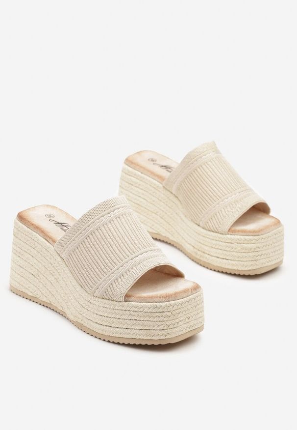 Renee - Jasnobeżowe Klapki na Koturnie w Stylu Boho z Tłoczoną Cholewką Neorwynne. Okazja: na spacer. Kolor: beżowy. Sezon: lato. Obcas: na koturnie. Styl: boho