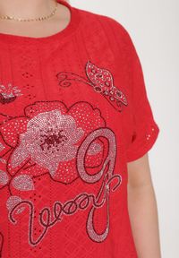 Born2be - Czerwony Ażurowy T-shirt z Bawełną Ozdobiony Cyrkoniami Deviana. Okazja: na co dzień. Kolor: czerwony. Materiał: bawełna. Wzór: ażurowy, aplikacja. Sezon: lato. Styl: casual, elegancki, wizytowy #4