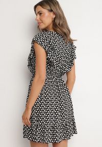 Born2be - Czarna Rozkloszowana Sukienka z Bawełny w Kwiaty z Guzikami Ronelle. Okazja: na spacer, na randkę, na co dzień. Kolor: czarny. Materiał: bawełna. Wzór: kwiaty. Typ sukienki: proste, rozkloszowane. Styl: elegancki, casual #4