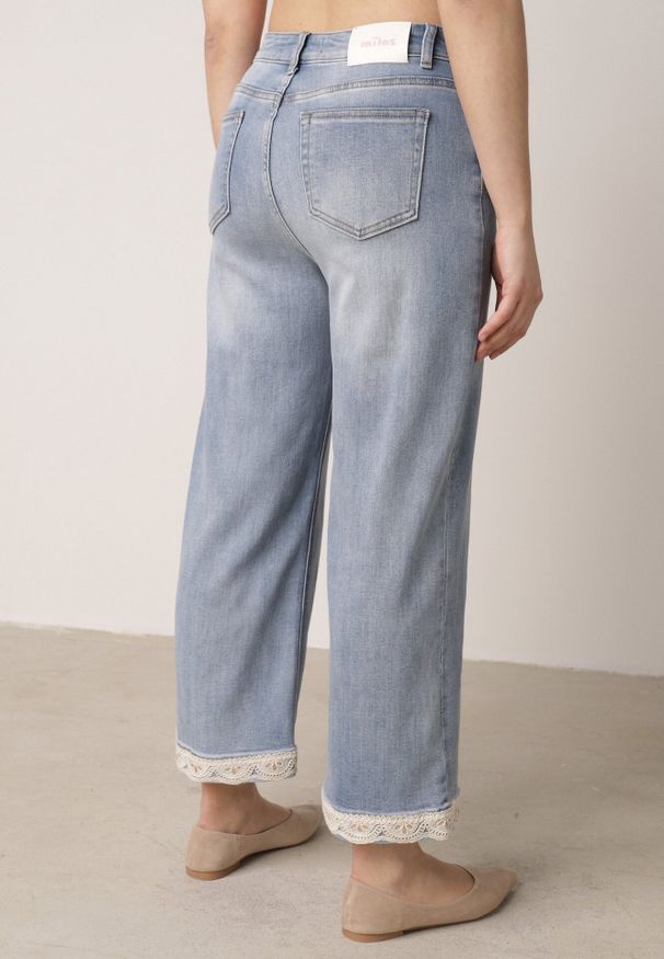 Born2be - Niebieskie Szerokie Jeansy Ozdobione na Dole Koronką Salioneth. Okazja: na co dzień. Stan: podwyższony. Kolor: niebieski. Wzór: aplikacja, koronka. Styl: casual, klasyczny, elegancki