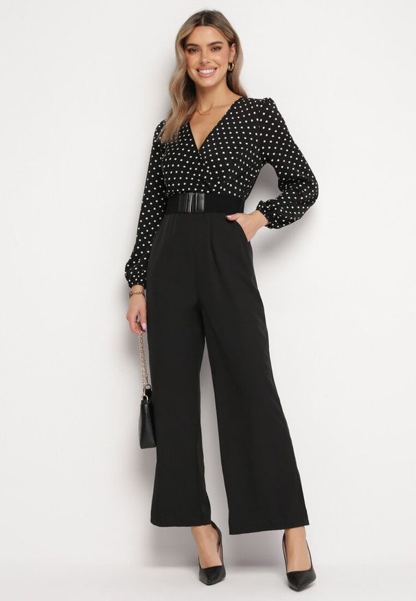 Born2be - Czarny Kombinezon z Paskiem i Kopertowym Dekoltem z Szeroką Nogawką Omera. Okazja: na co dzień. Kolor: czarny. Styl: casual