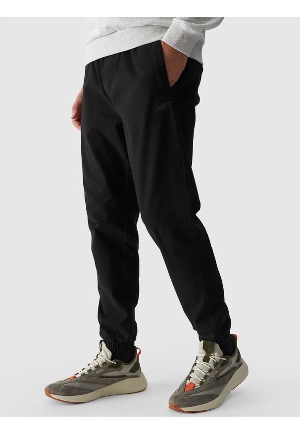 4f - 4F Spodnie casual joggery męskie - czarne M. Okazja: na co dzień. Kolor: czarny. Materiał: tkanina, materiał, bawełna, elastan. Wzór: jednolity. Styl: casual