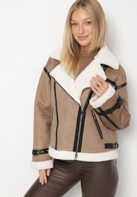 Born2be - Ciemnobeżowa Kurtka Ramoneska Biker z Futerkiem i Paskami z Klamrami Mandrie. Okazja: na co dzień, na spacer. Kolor: beżowy. Materiał: futro. Wzór: aplikacja. Styl: klasyczny, casual, elegancki #3