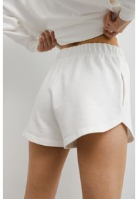 Marsala - Szorty z bawełny diagonalnej w kolorze OFF WHITE - TROY-XL. Stan: podwyższony. Kolor: biały. Materiał: bawełna. Wzór: gładki