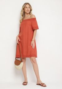 Born2be - Pomarańczowa Bawełniana Sukienka Hiszpanka z Ażurowymi Zdobieniami Filissa. Okazja: na co dzień. Typ kołnierza: dekolt hiszpanka. Kolor: pomarańczowy. Materiał: bawełna. Długość rękawa: krótki rękaw. Wzór: aplikacja, ażurowy. Typ sukienki: rozkloszowane, z odkrytymi ramionami. Styl: casual #5