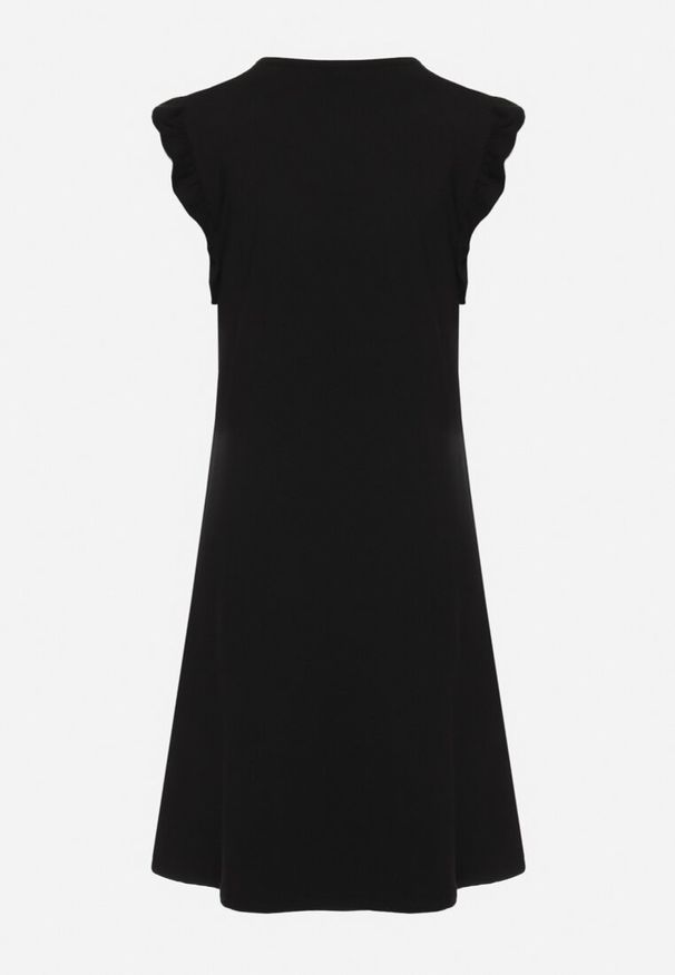 Born2be - Czarna Letnia Sukienka Bawełniana z Falbankami Wokół Ramion Sasare. Typ kołnierza: kołnierz z falbankami. Kolor: czarny. Materiał: bawełna. Długość rękawa: krótki rękaw. Wzór: aplikacja. Sezon: lato. Typ sukienki: trapezowe