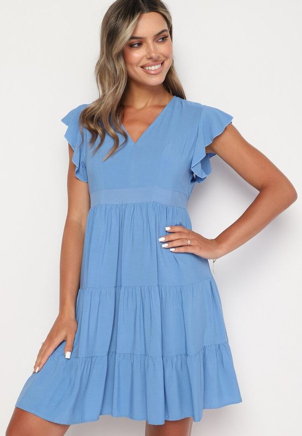 Born2be - Jasnoniebieska Sukienka Callirea. Okazja: na co dzień. Typ kołnierza: kołnierz z falbankami. Kolor: niebieski. Sezon: lato. Typ sukienki: proste. Styl: casual. Długość: mini