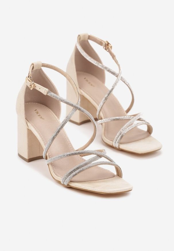 Born2be - Jasnobeżowe Sandały na Obcasie Vices z Cyrkoniowymi Paskami Wiorelia. Okazja: na wesele, na ślub cywilny. Zapięcie: pasek. Kolor: beżowy. Obcas: na obcasie. Wysokość obcasa: średni