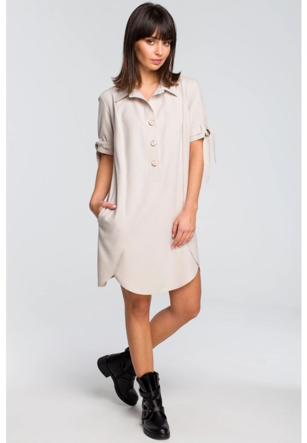 Sukienki.shop - Tunika koszulowa z kołnierzykiem beżowa lniana. Okazja: na co dzień, na spotkanie biznesowe, do pracy. Kolor: beżowy. Materiał: len. Długość rękawa: krótki rękaw. Sezon: wiosna, lato. Typ sukienki: koszulowe. Styl: casual, biznesowy, elegancki, klasyczny. Długość: mini
