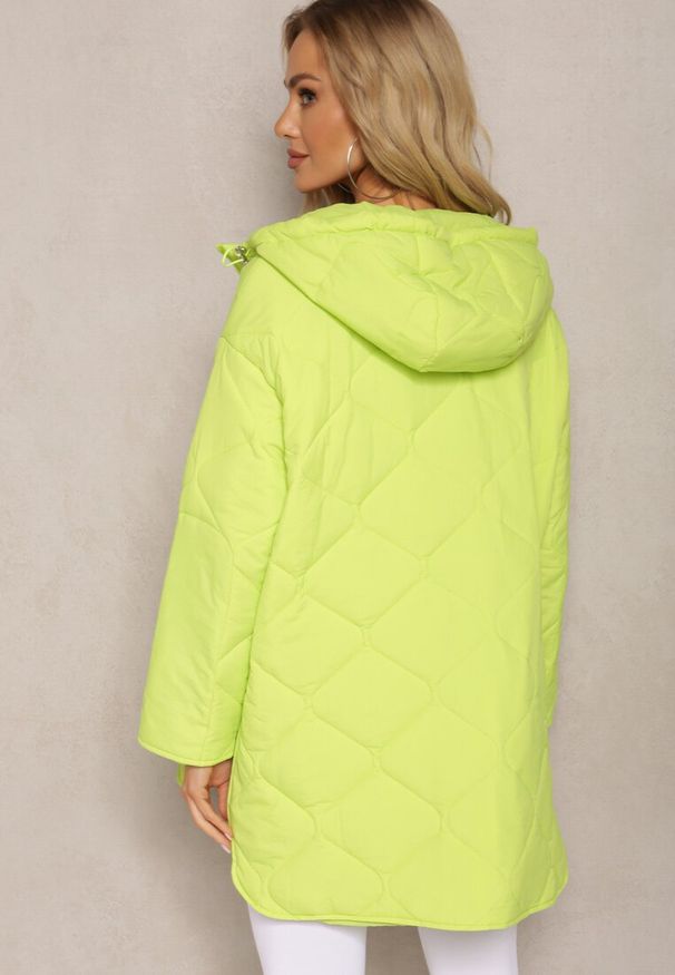 Renee - Zielona Pikowana Kurtka o Fasonie Oversize z Kapturem i Naszytymi Kieszeniami Gomella. Typ kołnierza: kaptur. Kolor: zielony. Wzór: aplikacja